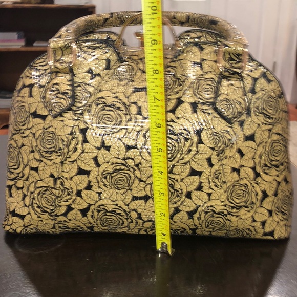 Elegant Gold and Black Shoulder Bag with Structured Design - Picture 11 of 15